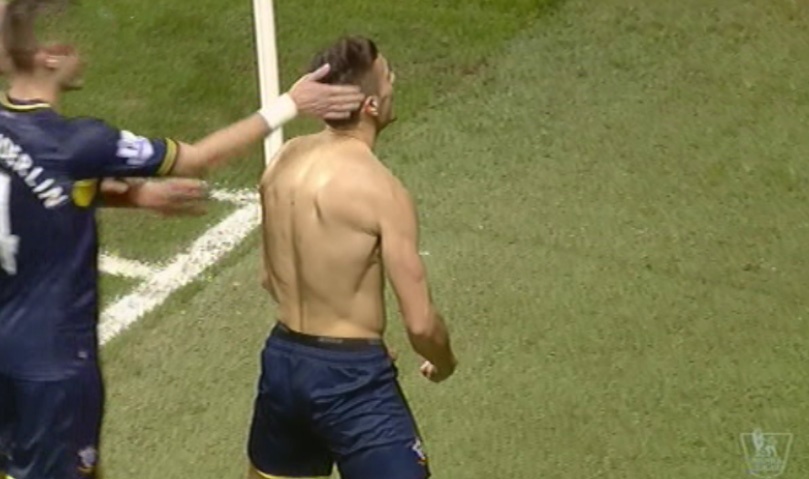 Cau thu ghi ban vao luoi M.U an mung nhu Balotelli hinh anh