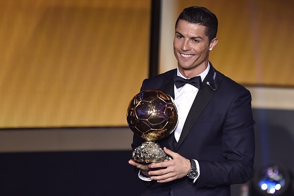 Khoanh khac Ronaldo nhan qua bong vang 2014 hinh anh