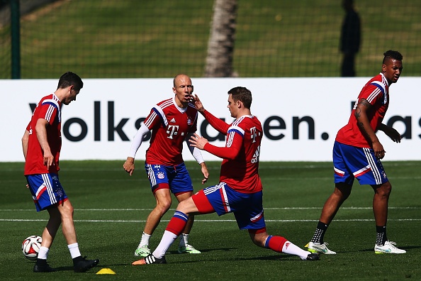 Cau thu Bayern choi tennis tren san tap hinh anh