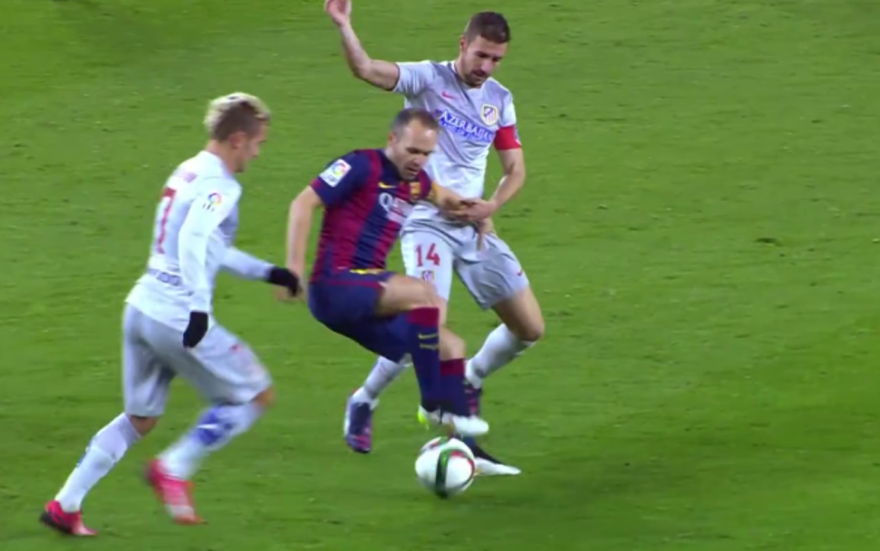 Messi, Iniesta bien cau thu Atletico thanh nhung ga he hinh anh