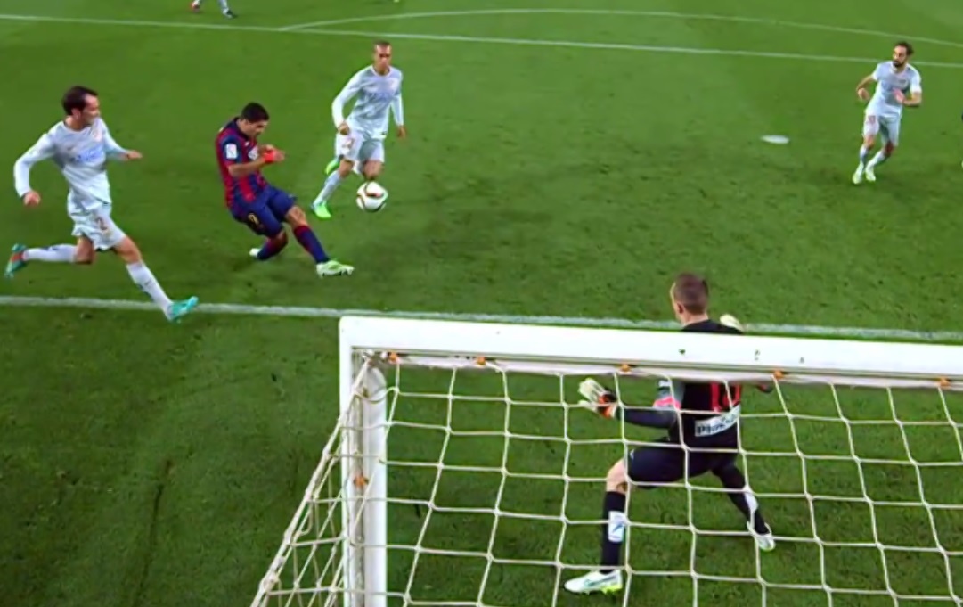 Pha dut diem vot xa o khoang cach 6 m cua Suarez hinh anh