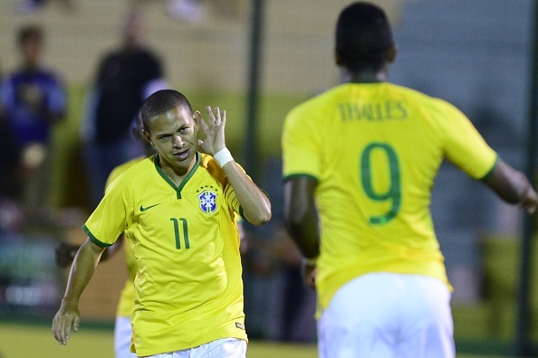 Pha cua long tuyet dep cua sao tre Brazil hinh anh