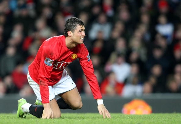 Nhung pha vao bong triet ha cua doi thu voi Ronaldo hinh anh