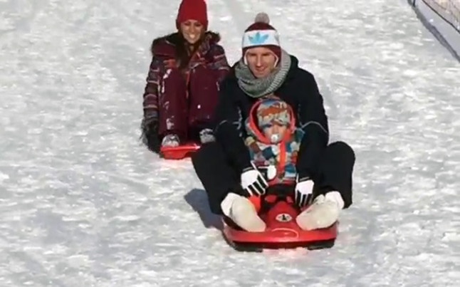 Messi om con trai choi truot tuyet hinh anh