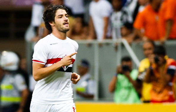 Pato lap hat-trick, hon gio tang ban gai tren khan dai hinh anh