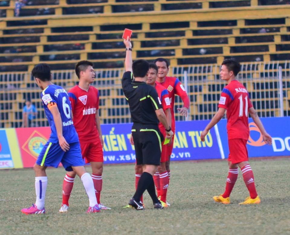 Cau thu Can Tho nhan the do do vao bong bang gam giay hinh anh