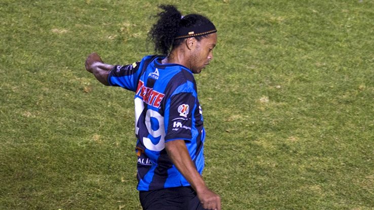 Pha sut phat goc suyt thanh sieu pham cua Ronaldinho hinh anh