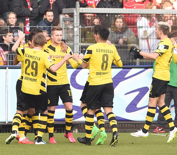 Marco Reus lap cong, Dortmund thoat vi tri day bang hinh anh