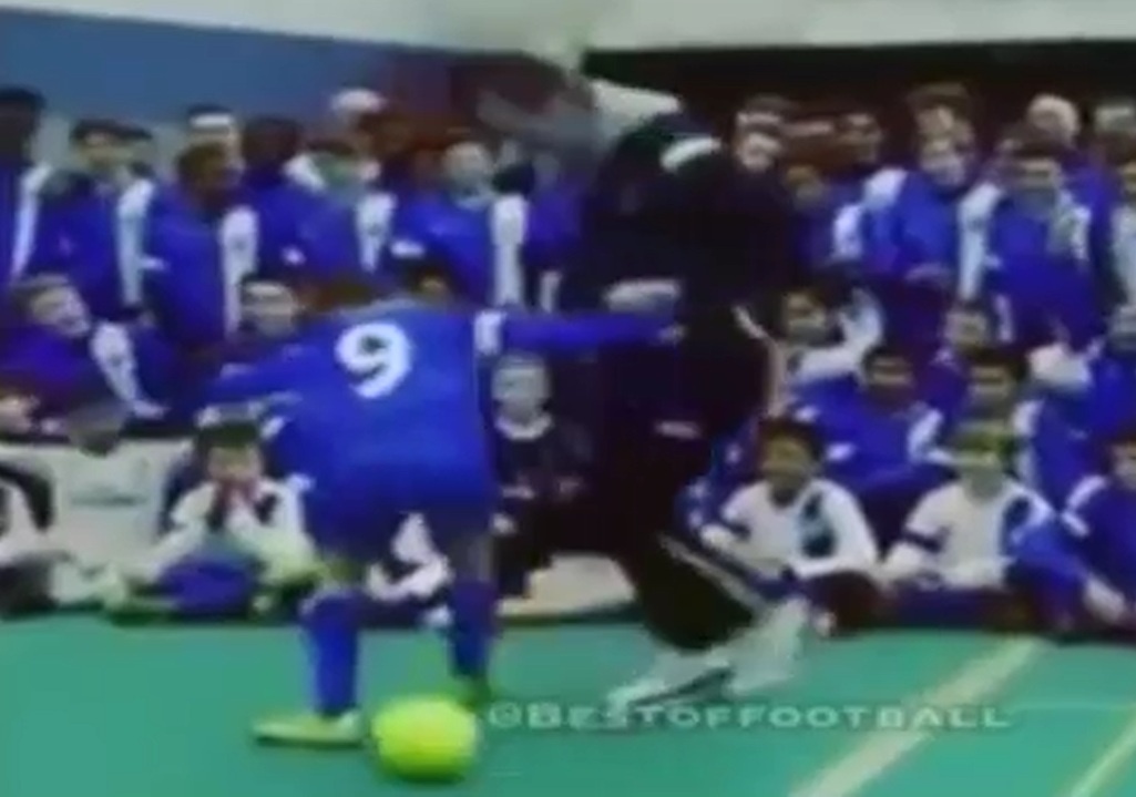 Harry Kane tro tai choi bong voi hoc sinh truong cu hinh anh