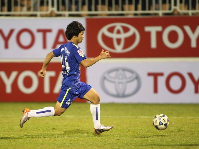 Cong Phuong mat 3 luot sut 11 m de go hoa cho HAGL hinh anh