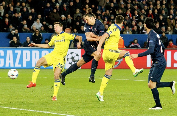 Courtois cuu thua xuat than sau cu danh dau cua Ibrahimovic hinh anh