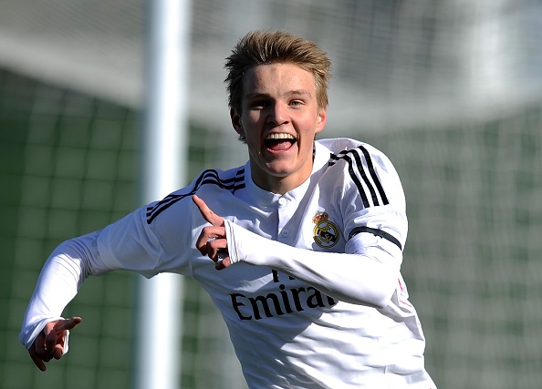 Man trinh dien cua Odegaard trong ngay dau ghi ban cho Real hinh anh