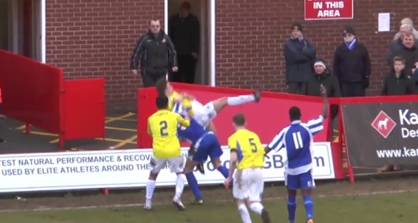 Man dau vo tren san bong hinh anh