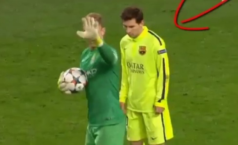 Messi gio tro nghe len voi Joe Hart hinh anh