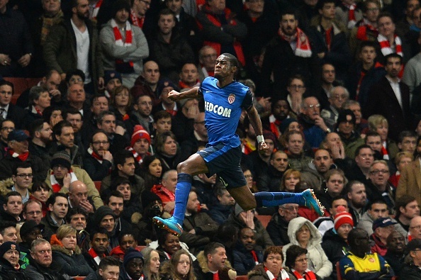 Thu mon Arsenal dung chon chan sau cu sut cua Kondogbia hinh anh