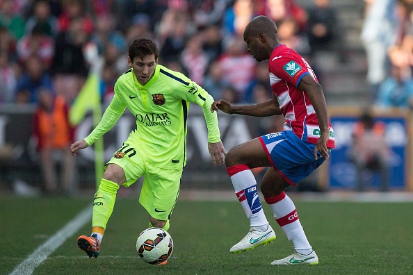 Nhung pha bong Messi lam kho hang phong ngu Granada hinh anh