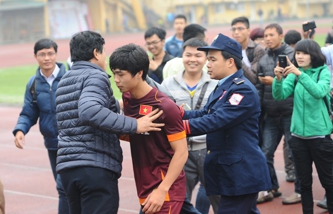 CDV tran xuong san chup anh voi cac cau thu hinh anh