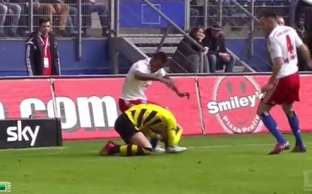 Tinh huong Marco Reus bi doi thu dap vao dau hinh anh