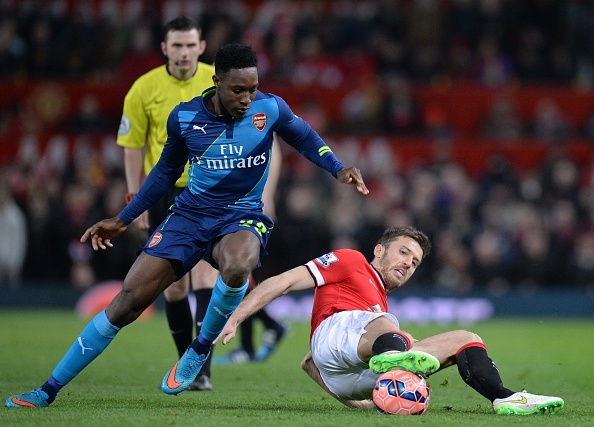 Welbeck ghi ban vao luoi M.U giup Arsenal vuot len hinh anh