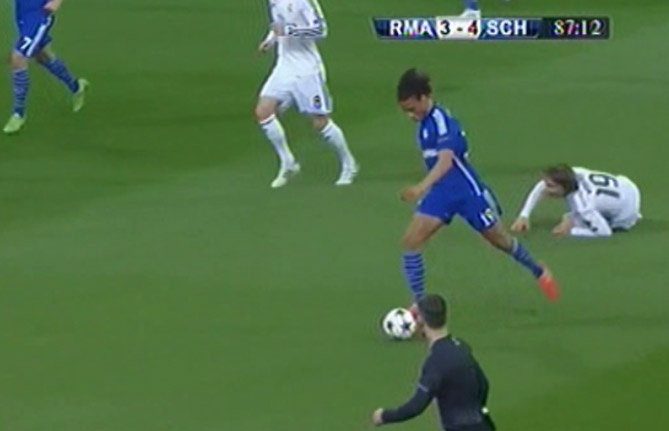 Pha bong khien co dong vien Real thot tim hinh anh