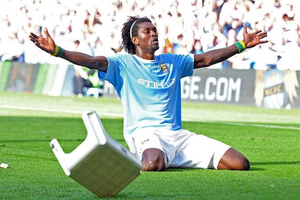 Adebayor an mung nhu dien sau khi ghi ban vao luoi Arsenal hinh anh