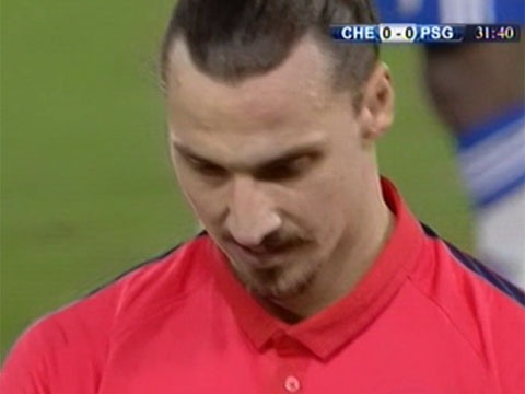 Ibrahimovic cay dang roi san sau pha vao bong voi Oscar hinh anh