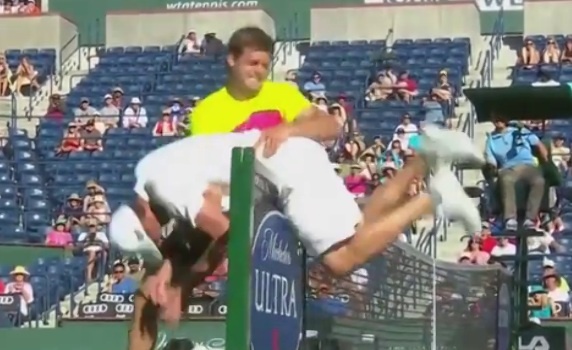 Tay vot treo minh tren luoi sau pha cuu bong hai huoc hinh anh