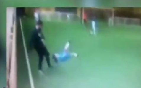 HLV da bay cau thu nhi khien cong dong phan no hinh anh