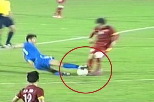 Tinh huong song phi cua cau thu Uzbekistan voi Tuan Anh hinh anh