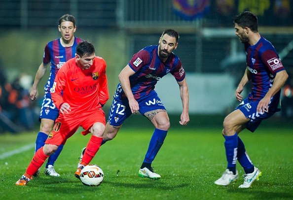 Nhung pha bong lam kho hang phong ngu Eibar cua Messi hinh anh