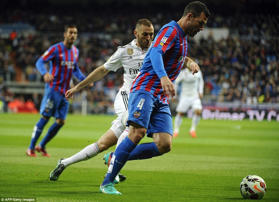 Benzema cũng là một cái tên đáng chú ý trong trận đáu vừa qua, tiền đạo số 9 có 1 lần đưa bóng vào lưới đội khách, tuy nhiên bàn thắng không được công nhận do lỗi việt vị.