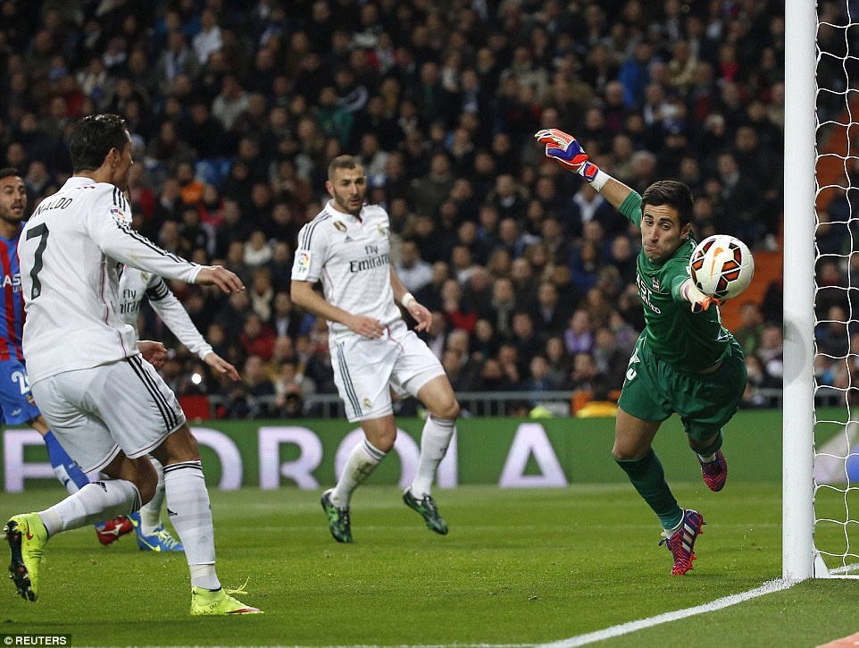 Cầu thủ người Bồ Đào Nha có ít nhất 2 tình huống bỏ lỡ cơ hội mười mươi.