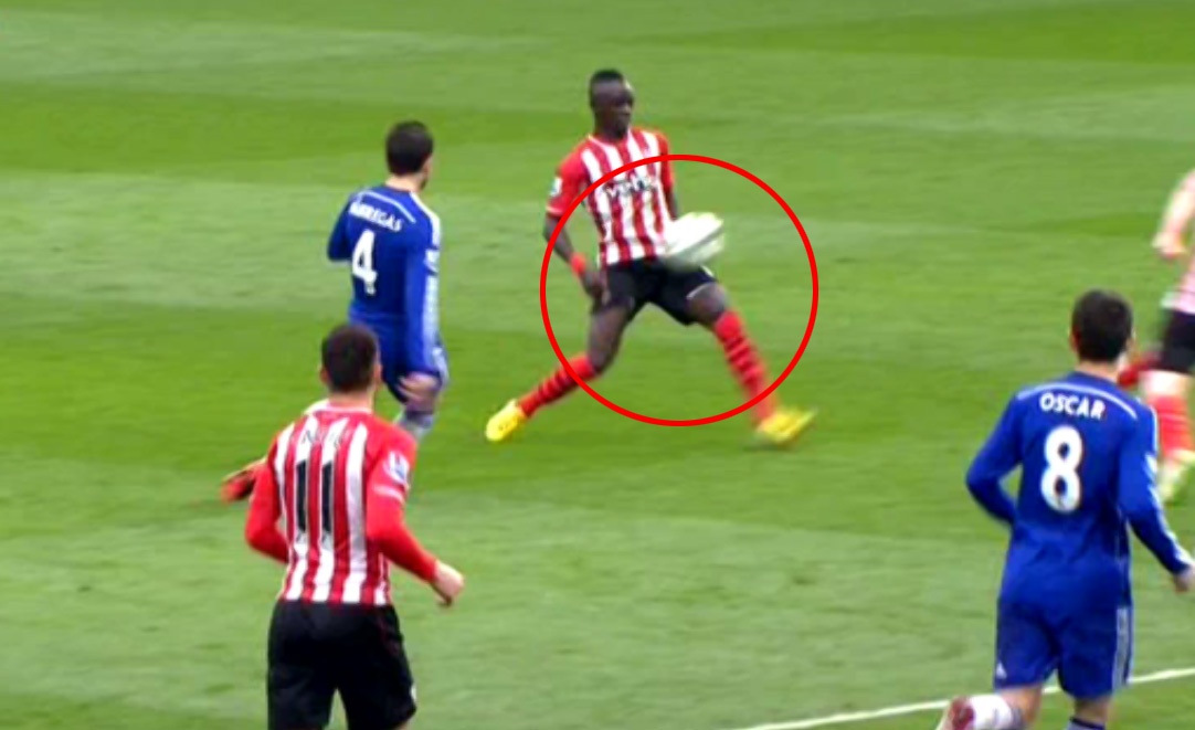 Cau thu Southampton bi Fabregas sut dung 'cho hiem' hinh anh