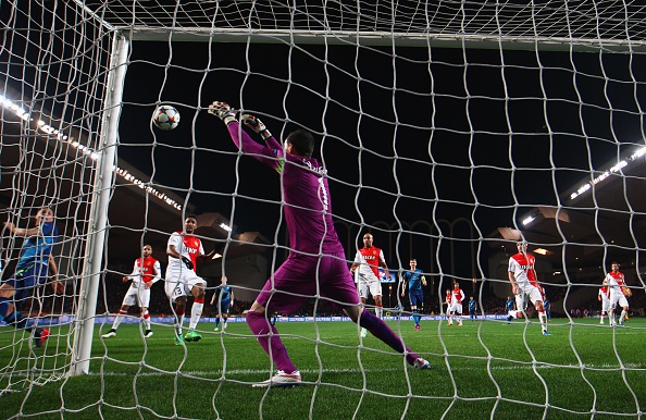 Pha cuu thua tren vach voi khien Arsenal dung buoc hinh anh