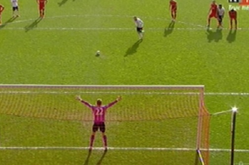 Pha sut hong 11 m cua Rooney hinh anh