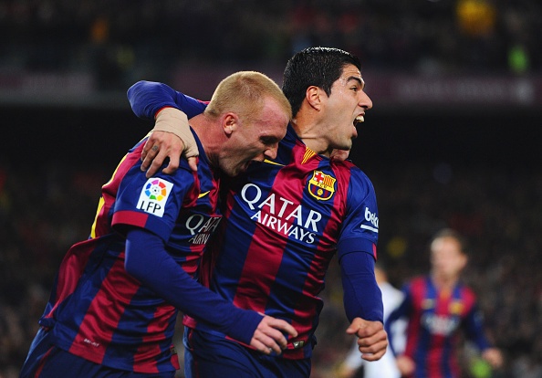 Pha thoat xuong ghi ban dang cap cua Suarez hinh anh