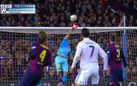 Pha cuu thua xuat than cua Bravo sau cu sut cua Ronaldo hinh anh