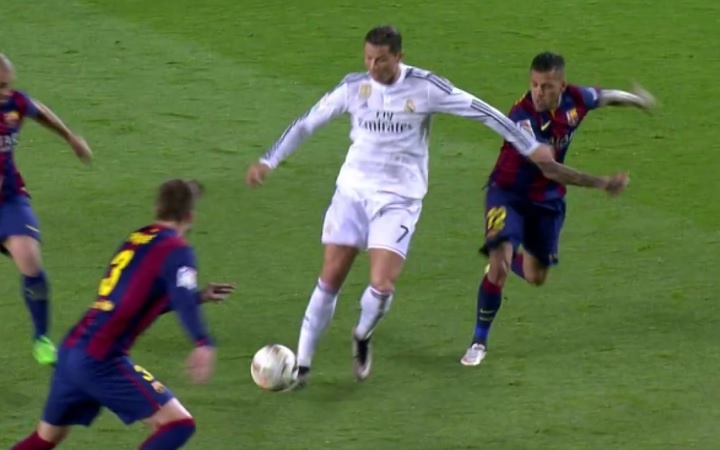 Pha an va khien Ronaldo nhan the vang hinh anh