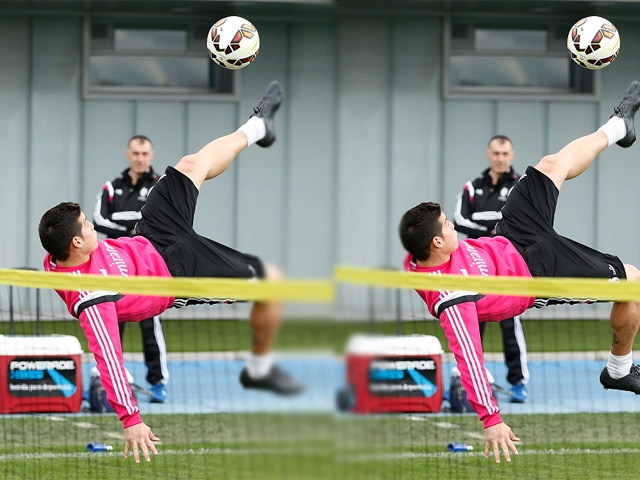 Pha tung nguoi moc bong tren san tap cua James Rodriguez hinh anh