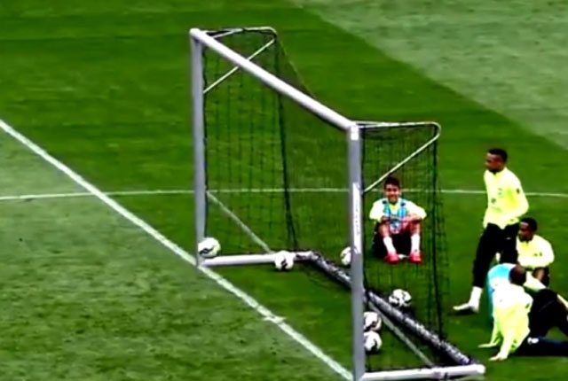 Neymar ghi ban tu phia sau khung thanh hinh anh