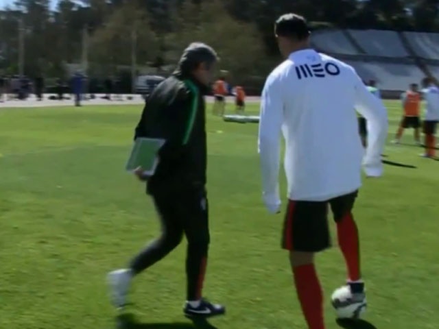 Pha xau kim khong thanh cua Ronaldo voi huan luyen vien hinh anh