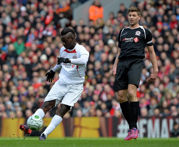 Balotelli ghi ban trong tran dau giua cac ngoi sao Liverpool hinh anh