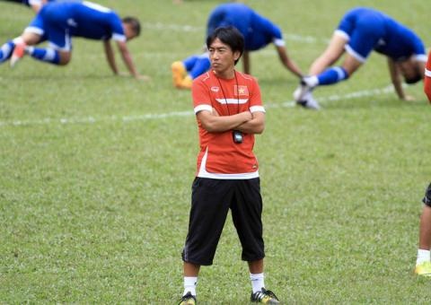 HLV Miura tao co hoi cho cac cau thu chan thuong hinh anh