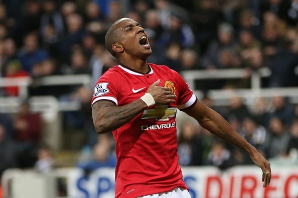 Ashley Young go hoa cho cho Manchester United hinh anh