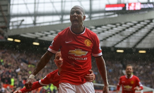 Man trinh dien thang hoa cua Ashley Young truoc Man City hinh anh