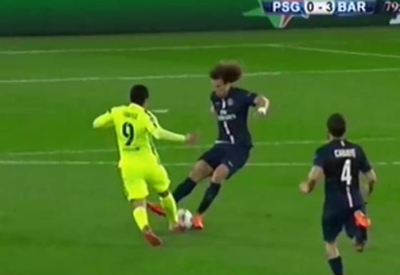 Hai pha xau kim cua Suarez voi David Luiz hinh anh