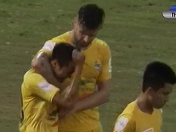 Cau thu Thanh Hoa tu danh vao dau sau khi phan luoi nha hinh anh