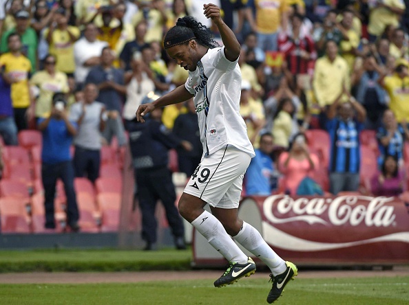 Ronaldinho lap cu dup giup doi nha thang dam hinh anh