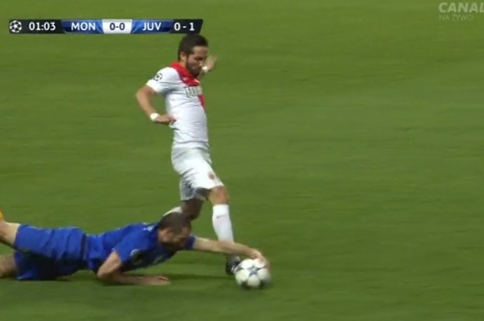 Pha om bong cua Chiellini hinh anh