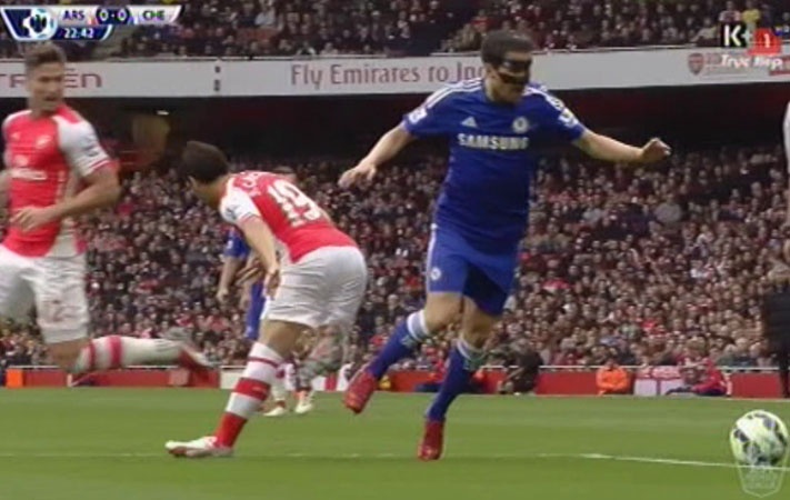 Tinh huong Fabregas an va hong kiem penalty cho Chelsea hinh anh